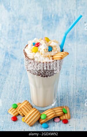Milchshake mit Milch und Baby-Keks, verziert mit Dragee-Zucker. Stockfoto