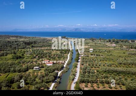 Luftdrohnenaufnahme des Kanals und der ionischen Küste in der Stadt Lefkimmi auf der Insel Korfu, Griechenland Stockfoto