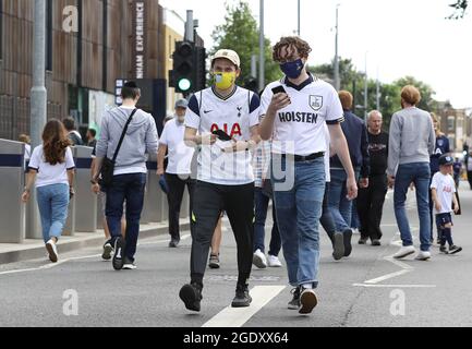 London, Großbritannien. August 2021. Tottenham-Fans kommen vor dem Premier League-Spiel im Tottenham Hotspur Stadium in London an. Bildnachweis sollte lauten: Paul Terry/Sportimage Kredit: Sportimage/Alamy Live News Stockfoto