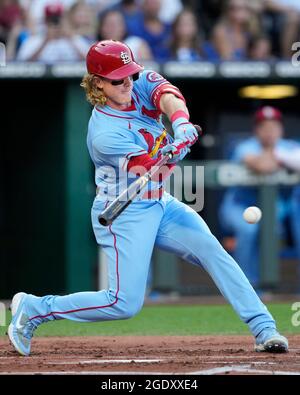 14. Aug 2021: St. Louis Cardinals Mittelfeldspieler Harrison Bader (48) nimmt Kontakt mit einem Spielfeld im Kauffman Stadium in Kansas City, MO, auf. Cardinals besiegte die Royals 9-4 . Jon Robichaud/CSM. Stockfoto