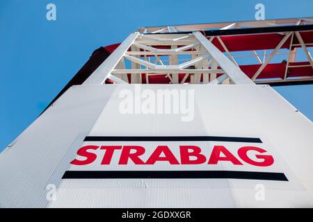 ALTSTETTEN-ZH, SCHWEIZ - 20. FEBRUAR 2020: STRABAG ist ein österreichisches Bauunternehmen. Auf dem Foto das Schild auf der Baustelle in Altstet Stockfoto