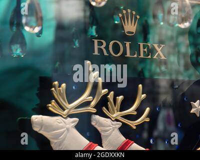 ZÜRICH, SCHWEIZ - 30. NOVEMBER 2019: Weihnachtliche Dekoration des Rolex Luxusuhren-Schaufensters in Zürich und der Marke. Stockfoto