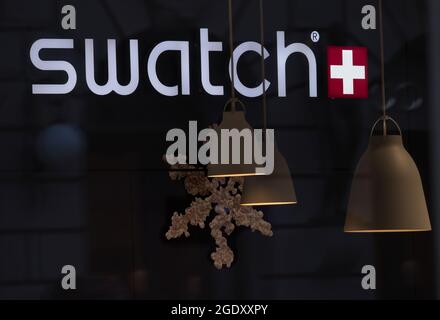 ZÜRICH, SCHWEIZ - 30. NOVEMBER 2019: Weihnachtsdekoration des Swatch-Stores in Zürich, das Logo und der Name der Marke. Stockfoto