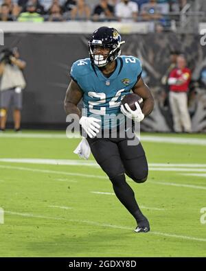 Running Back Carlos Hyde (24) läuft als die Cleveland Browns gegen die Jacksonville Jaguars für das erste Vorsaison-Spiel auf dem TIAA Bank Field in Jacksonville, Florida am Samstag, 14. August 2021, antreten. Die Browns besiegten die Jaguars 23-13. Foto von Joe Marino/UPI Stockfoto