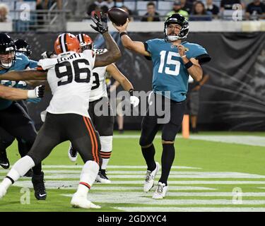 Quarterback Gardner Minshew II (15) wirft einen unvollständigen Pass im zweiten Quartal, als die Cleveland Browns gegen die Jacksonville Jaguars für das erste Vorsaison-Spiel auf dem TIAA Bank Field in Jacksonville, Florida am Samstag, 14. August 2021 konkurrieren. Die Browns besiegten die Jaguars 23-13. Foto von Joe Marino/UPI Stockfoto