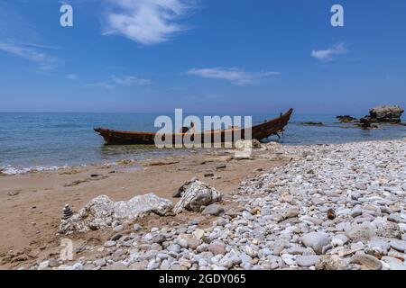 Rostiger Schiffswrack an einem Ufer in der Stadt Agios Gordios auf einer griechischen Insel Korfu Stockfoto