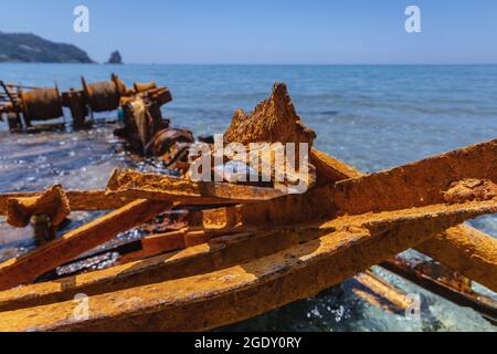 Schiffbruch an einem Strand in der Stadt Agios Gordios auf einer griechischen Insel Korfu Stockfoto