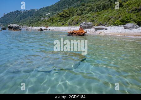 Schiffbruch an einem Ufer in der Stadt Agios Gordios auf einer griechischen Insel Korfu Stockfoto