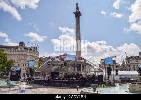 London, Großbritannien. August 2021. Vorbereitungen vor dem kostenlosen Open-Air-Konzert von BMW Classics am Trafalgar Square. Die Veranstaltung umfasst Sir Simon Rattle und das London Symphony Orchestra. (Kredit: Vuk Valcic/Alamy Live News) Stockfoto