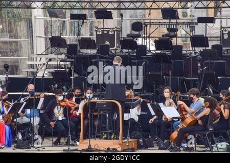 London, Großbritannien. August 2021. Vorbereitungen vor dem kostenlosen Open-Air-Konzert von BMW Classics am Trafalgar Square. Die Veranstaltung umfasst Sir Simon Rattle und das London Symphony Orchestra. (Kredit: Vuk Valcic/Alamy Live News) Stockfoto