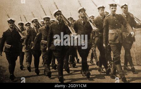 WWI - Rekruten des britischen Royal Naval Air Service marschieren mit Gewehren vor 1918. Der Royal Naval Air Service oder RNAS war der Luftarm der Royal Navy. Unter der Leitung des Luftministeriums der Admiralität, und bestand formell im April 1918, fusionierte er mit dem Royal Flying Corps der britischen Armee und wurde die erste unabhängige Luftwaffe der Welt, die Royal Air Force, Stockfoto