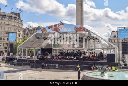 London, Großbritannien. August 2021. Vorbereitungen vor dem kostenlosen Open-Air-Konzert von BMW Classics am Trafalgar Square. Die Veranstaltung umfasst Sir Simon Rattle und das London Symphony Orchestra. (Quelle: Vuk Valcic / Alamy Live News) Stockfoto