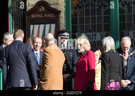 Am Eingang zur Harrogate's Royal Hall treffen Prinz Charles und Camilla Herzogin von Cornwall den konservativen Führer Richard Cooper, England. UK. Stockfoto