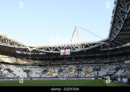 Turin, Italien, 14. August 2021. Eine allgemeine Ansicht des Stadions als Fans, die ihre Sitze während des Vorsaison-Freundschaftsspiel im Allianz Stadium, Turin, einnehmen werden. Bildnachweis sollte lauten: Jonathan Moscrop / Sportimage Stockfoto