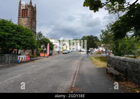 Gatehouse, Schottland - 15. August 2021: Die High Street von Gatehouse of Fleet und Rutherford Hall, im Sommer, Dumfries und Galloway, Schottland Stockfoto