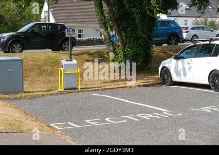 Gatehouse of Fleet, Schottland, 15. August 2021: Ladestation für Elektrofahrzeuge auf einem Parkplatz in Gatehouse of Fleet, Dumfries und Galloway, Schottland Stockfoto