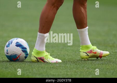 Turin, Italien, 14. August 2021. Cristiano Ronaldo von Juventus personalisierten Stiefeln sieht man, wie er beim Aufwärmen vor dem Vorsaison-Freundschaftsspiel im Allianz Stadium in Turin an einem Nike Official Serie A Matchball vorbeigeht. Bildnachweis sollte lauten: Jonathan Moscrop / Sportimage Stockfoto