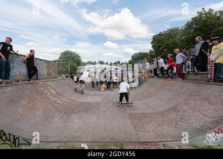 14/08/2021. London, Großbritannien. Skateboarder nehmen am Harrow Skate Park Jam Event Teil. Der Beton Skatepark, a. k. A Solid Surf, wurde am 15. Juli 1978 gebaut und eröffnet. Es ist einer von zwei verbleibenden Skateparks, die in den 1970er Jahren gebaut wurden. Es ist geplant, dass Harrow Council den Skatepark und die Umgebung neu entwickelt. Foto von Ray Tang. Nur redaktionelle Verwendung. Stockfoto