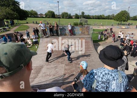 14/08/2021. London, Großbritannien. Skateboarder nehmen am Harrow Skate Park Jam Event Teil. Der Beton Skatepark, a. k. A Solid Surf, wurde am 15. Juli 1978 gebaut und eröffnet. Es ist einer von zwei verbleibenden Skateparks, die in den 1970er Jahren gebaut wurden. Es ist geplant, dass Harrow Council den Skatepark und die Umgebung neu entwickelt. Foto von Ray Tang. Nur redaktionelle Verwendung. Stockfoto