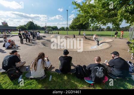 14/08/2021. London, Großbritannien. Skateboarder nehmen am Harrow Skate Park Jam Event Teil. Der Beton Skatepark, a. k. A Solid Surf, wurde am 15. Juli 1978 gebaut und eröffnet. Es ist einer von zwei verbleibenden Skateparks, die in den 1970er Jahren gebaut wurden. Es ist geplant, dass Harrow Council den Skatepark und die Umgebung neu entwickelt. Foto von Ray Tang. Nur redaktionelle Verwendung. Stockfoto