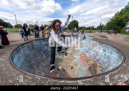 14/08/2021. London, Großbritannien. Skateboarder nehmen am Harrow Skate Park Jam Event Teil. Der Beton Skatepark, a. k. A Solid Surf, wurde am 15. Juli 1978 gebaut und eröffnet. Es ist einer von zwei verbleibenden Skateparks, die in den 1970er Jahren gebaut wurden. Es ist geplant, dass Harrow Council den Skatepark und die Umgebung neu entwickelt. Foto von Ray Tang. Nur redaktionelle Verwendung. Stockfoto