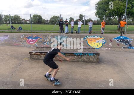 14/08/2021. London, Großbritannien. Skateboarder nehmen am Harrow Skate Park Jam Event Teil. Der Beton Skatepark, a. k. A Solid Surf, wurde am 15. Juli 1978 gebaut und eröffnet. Es ist einer von zwei verbleibenden Skateparks, die in den 1970er Jahren gebaut wurden. Es ist geplant, dass Harrow Council den Skatepark und die Umgebung neu entwickelt. Foto von Ray Tang. Nur redaktionelle Verwendung. Stockfoto