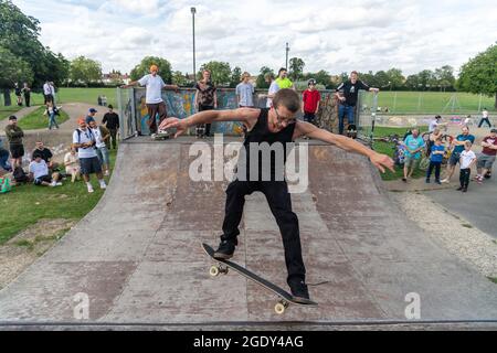 14/08/2021. London, Großbritannien. Skateboarder nehmen am Harrow Skate Park Jam Event Teil. Der Beton Skatepark, a. k. A Solid Surf, wurde am 15. Juli 1978 gebaut und eröffnet. Es ist einer von zwei verbleibenden Skateparks, die in den 1970er Jahren gebaut wurden. Es ist geplant, dass Harrow Council den Skatepark und die Umgebung neu entwickelt. Foto von Ray Tang. Nur redaktionelle Verwendung. Stockfoto