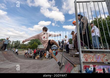 14/08/2021. London, Großbritannien. Skateboarder nehmen am Harrow Skate Park Jam Event Teil. Der Beton Skatepark, a. k. A Solid Surf, wurde am 15. Juli 1978 gebaut und eröffnet. Es ist einer von zwei verbleibenden Skateparks, die in den 1970er Jahren gebaut wurden. Es ist geplant, dass Harrow Council den Skatepark und die Umgebung neu entwickelt. Foto von Ray Tang. Nur redaktionelle Verwendung. Stockfoto