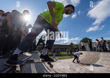 14/08/2021. London, Großbritannien. Skateboarder nehmen am Harrow Skate Park Jam Event Teil. Der Beton Skatepark, a. k. A Solid Surf, wurde am 15. Juli 1978 gebaut und eröffnet. Es ist einer von zwei verbleibenden Skateparks, die in den 1970er Jahren gebaut wurden. Es ist geplant, dass Harrow Council den Skatepark und die Umgebung neu entwickelt. Foto von Ray Tang. Nur redaktionelle Verwendung. Stockfoto