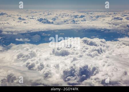 Wolken während des Fluges vom Flugzeugfenster aus gesehen Stockfoto