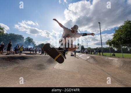 14/08/2021. London, Großbritannien. Skateboarder nehmen am Harrow Skate Park Jam Event Teil. Der Beton Skatepark, a. k. A Solid Surf, wurde am 15. Juli 1978 gebaut und eröffnet. Es ist einer von zwei verbleibenden Skateparks, die in den 1970er Jahren gebaut wurden. Es ist geplant, dass Harrow Council den Skatepark und die Umgebung neu entwickelt. Foto von Ray Tang. Nur redaktionelle Verwendung. Stockfoto