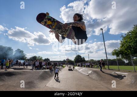 14/08/2021. London, Großbritannien. Skateboarder nehmen am Harrow Skate Park Jam Event Teil. Der Beton Skatepark, a. k. A Solid Surf, wurde am 15. Juli 1978 gebaut und eröffnet. Es ist einer von zwei verbleibenden Skateparks, die in den 1970er Jahren gebaut wurden. Es ist geplant, dass Harrow Council den Skatepark und die Umgebung neu entwickelt. Foto von Ray Tang. Nur redaktionelle Verwendung. Stockfoto