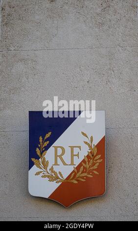 Briancon, Frankreich - 7. Juli 2020: Dreifarbiger Emblem der französischen republik an der Wand der Regionalregierung Stockfoto