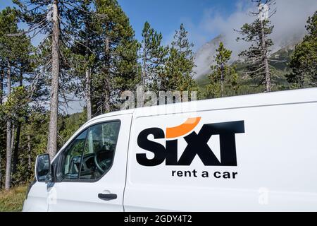 Fuorn Pass, Schweiz - 10. September 2020: Sixt ist ein Autovermieter Stockfoto