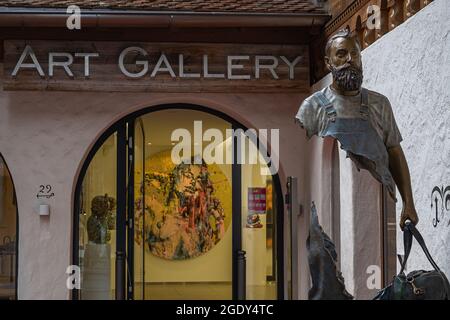 Gstaad, Schweiz - 16. Juli 2020: Kunstgalerie im schweizer Dorf Gstaad Stockfoto