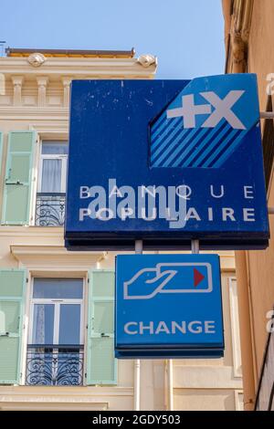 Menton, Frankreich - 2. Juli 2020: Die Groupe Banque Populaire ist eine französische Gruppe kooperativer Banken. Stockfoto