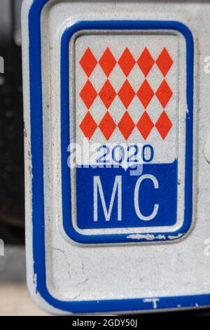 Monte Carlo, Monaco - 4. Juli 2020: Kfz-Kennzeichen des Fürstentums Monaco Stockfoto