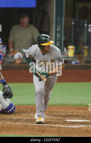 14 2021. August: Oakland erster Baseman Matt Olson (28) in Aktion während des Spiels mit den Oakland Athletics und Texas Rangers im Globe Life Field in Arlington Tx. David Seelig/Cal Sport Medi Stockfoto