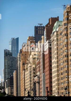 Murray Hill Apartmentgebäude an der Park Avenue an einem hellen Sommertag, 2021, NYC, USA Stockfoto