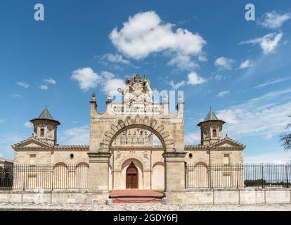 Château Cos d'Estournel in Saint-Estèphe, gelegen an der berühmten Weinstraße von Médoc in Gironde, Frankreich Stockfoto