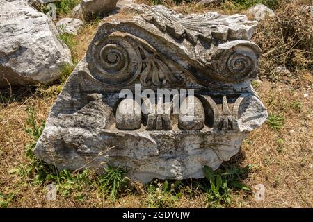 Bei Ausgrabungen am Tempel von Kyzikos Hadrian in der nordwestlichen Provinz des Erdek-Bezirks von Balikesir, dem größten korinthischen Stil der Welt Stockfoto