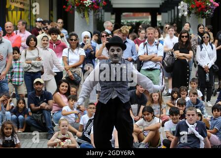 London, Großbritannien. August 2021. Ein Straßenkünstler, der als Charlie Chaplin gekleidet ist, tritt vor einer Menschenmenge im Londoner Covent Garden auf. Im Vereinigten Königreich wurden seit dem 19. Juli die meisten Covid-Beschränkungen aufgehoben, einschließlich obligatorischer Gesichtsmasken, sozialer Distanz und öffentlicher Versammlungen. (Bild: © Tayfun Salci/ZUMA Press Wire) Bild: ZUMA Press, Inc./Alamy Live News Stockfoto