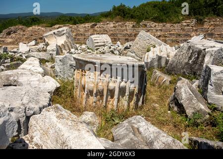 Bei Ausgrabungen am Tempel von Kyzikos Hadrian in der nordwestlichen Provinz des Erdek-Bezirks von Balikesir, dem größten korinthischen Stil der Welt Stockfoto