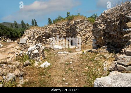 Bei Ausgrabungen am Tempel von Kyzikos Hadrian in der nordwestlichen Provinz des Erdek-Bezirks von Balikesir, dem größten korinthischen Stil der Welt Stockfoto