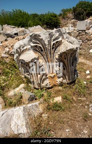 Bei Ausgrabungen am Tempel von Kyzikos Hadrian in der nordwestlichen Provinz des Erdek-Bezirks von Balikesir, dem größten korinthischen Stil der Welt Stockfoto