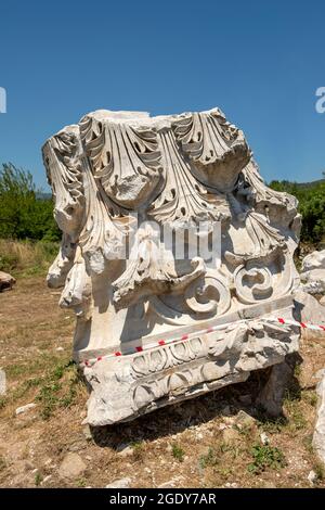 Bei Ausgrabungen am Tempel von Kyzikos Hadrian in der nordwestlichen Provinz des Erdek-Bezirks von Balikesir, dem größten korinthischen Stil der Welt Stockfoto