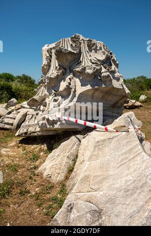 Bei Ausgrabungen am Tempel von Kyzikos Hadrian in der nordwestlichen Provinz des Erdek-Bezirks von Balikesir, dem größten korinthischen Stil der Welt Stockfoto