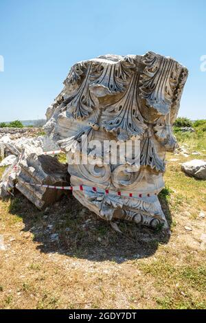 Bei Ausgrabungen am Tempel von Kyzikos Hadrian in der nordwestlichen Provinz des Erdek-Bezirks von Balikesir, dem größten korinthischen Stil der Welt Stockfoto