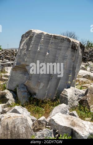 Bei Ausgrabungen am Tempel von Kyzikos Hadrian in der nordwestlichen Provinz des Erdek-Bezirks von Balikesir, dem größten korinthischen Stil der Welt Stockfoto