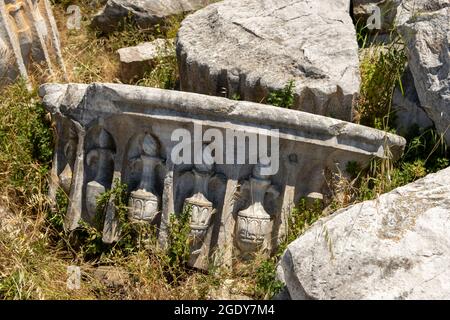 Bei Ausgrabungen am Tempel von Kyzikos Hadrian in der nordwestlichen Provinz des Erdek-Bezirks von Balikesir, dem größten korinthischen Stil der Welt Stockfoto